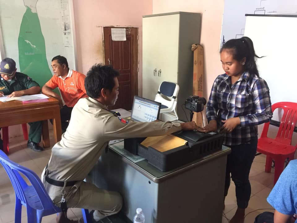 ​ស្នងការដ្ឋាននគរបាលខេត្តប៉ៃលិន សហការជាមួយប៉ុស្តិ៍នគរបាលរដ្ឋបាលមូលដ្ឋាន បានដឹកនាំកម្លាំងជំនាញផ្នែកអត្តសញ្ញាណប័ណ្ណសញ្ជាតិខ្មែរ​ ចុះធ្វើអត្តសញ្ញាណប័ណ្ណសញ្ជាតិខ្មែរ​ ជូនសិស្សានុសិស្សនឹងប្រជាពលរដ្ឋ​