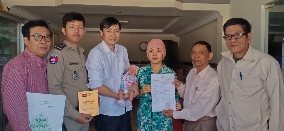 ស្នងការដ្ឋាននគរបាលខេត្តកំពង់ចាម​ បានដឹកនាំកម្លាំងផ្នែកស្ថិតិប្រជាពលរដ្ឋ​ និងសហការជាមួយមន្រ្តីអត្រានុកូលដ្ឋានឃុំ ចុះ​ប្រគល់​ សៀវភៅស្នាក់នៅ(ក២)សៀវភៅគ្រួសារ(ក៤)​ ព្រមទាំងសំបុត្រកំណេីត​ ជូនប្រជាពលរដ្ឋ​ដល់ខ្នងផ្ទះ