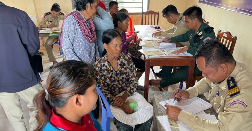 ខេត្តកែប៖ នៅថ្ងៃអាទិត្យ ១៤រោច ខែពិសាខ ឆ្នាំម្សាញ់ សប្តស័ក ព.ស២៥៦៩ ត្រូវនឹងថ្ងៃទី២៥ខែឧសភា ឆ្នាំ២០២៥ សកម្មភាពជំនាញ នៃស្នងការដ្ឋាននគរបាលខេត្តកែប បានចុះបំពេញបែបបទផ្តល់ និងបន្តសុពលភាព