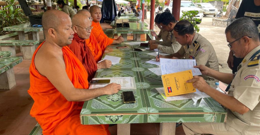 ខេត្តកែប៖ នៅថ្ងៃព្រហស្បតិ៍ ៣កេីត ខែជេស្ឋ ឆ្នាំម្សាញ់ សប្តស័ក ព.ស២៥៦៩ ត្រូវនឹងថ្ងៃទី២៩ ខែឧសភា ឆ្នាំ២០២៥ សកម្មភាពជំនាញ នៃស្នងការដ្ឋាននគរបាលខេត្តកែប បានចុះបំពេញបែបបទផ្តល់ អត្តសញ្ញាណបណ្ណសញ្ជាតិខ្មែរ ប្រគេនព្រះសង្ឃ