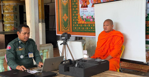 ខេត្តព្រៃវែង៖ នៅថ្ងៃចន្ទ ៧កើត ខែជេស្ឋ ឆ្នាំម្សាញ់ សប្តស័ក ព.ស២៥៦៩ ត្រូវនឹងថ្ងៃទី២ ខែមិថុនា ឆ្នាំ២០២៥ សកម្មភាពជំនាញអធិការដ្ឋាននគរបាលកញ្ជ្រៀច នៃស្នងការដ្ឋាននគរបាលខេត្តព្រៃវែង បានចុះបំពេញបែបបទផ្តល់ និងបន្តសុពលភាព