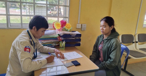 ខេត្តព្រៃវែង៖ នៅថ្ងៃព្រហស្បតិ៍ ១០កើត ខែជេស្ឋ ឆ្នាំម្សាញ់ សប្តស័ក ព.ស២៥៦៩ ត្រូវនឹងថ្ងៃទី៥ ខែមិថុនា ឆ្នាំ២០២៥ សកម្មភាពជំនាញអធិការដ្ឋាននគរបាលស្រុកពោធិ៍រៀង នៃស្នងការដ្ឋាននគរបាលខេត្តព្រៃវែង បានបំពេញបែបបទផ្តល់ និងបន្តសុពលភាព
