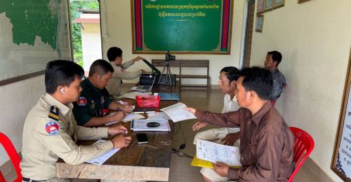 ខេត្តស្ទឹងត្រែង៖ ថ្ងៃសៅរ៍ ៤រោច ខែជេស្ឋ ឆ្នាំម្សាញ់ សប្តស័ក ព.ស២៥៦៩ ត្រូវនឹងថ្ងៃទី១៤ ខែឧសភា ឆ្នាំ២០២៥ សកម្មភាពជំនាញអធិការដ្ឋាននគរបាលស្រុកបុរីអូរស្វាយសែនជ័យ នៃស្នងការដ្ឋាននគរបាលខេត្តស្ទឹងត្រែង ចុះបំពេញបែបបទផ្តល់ និងបន្តសុពលភាព