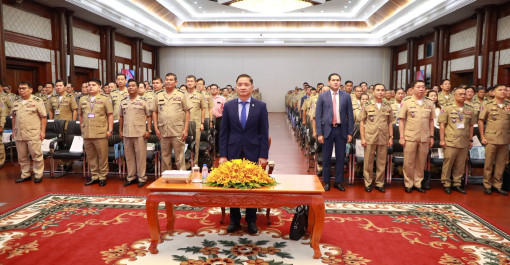 ឯកឧត្តម ឧត្តមសេនីយ៍ឯក បណ្ឌិត តុប នេត អញ្ជើញជាអធិបតីក្នុងពិធីបើក “វគ្គបំពាក់បំប៉នតម្រង់ទិសលើការងារសំខាន់ៗ សម្រាប់ថ្នាក់ដឹកនាំ និងមន្រ្តី នៃអគ្គនាយកដ្ឋានអត្តសញ្ញាណកម្ម”។